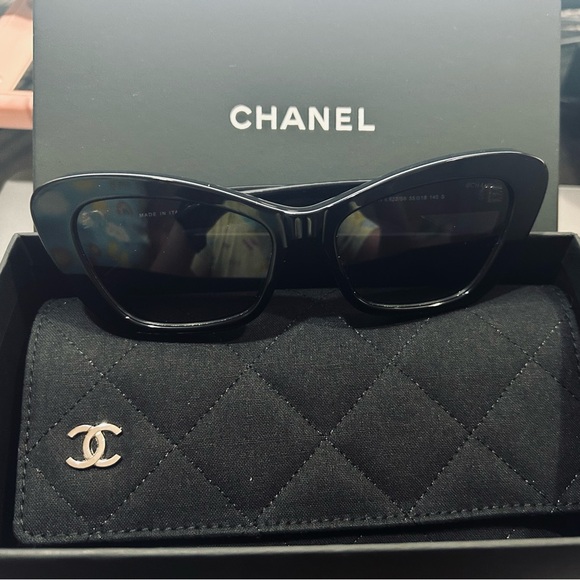 Authentic Chanel CAT EYE SUNGLASSES with pearls - Picture 2 of 5